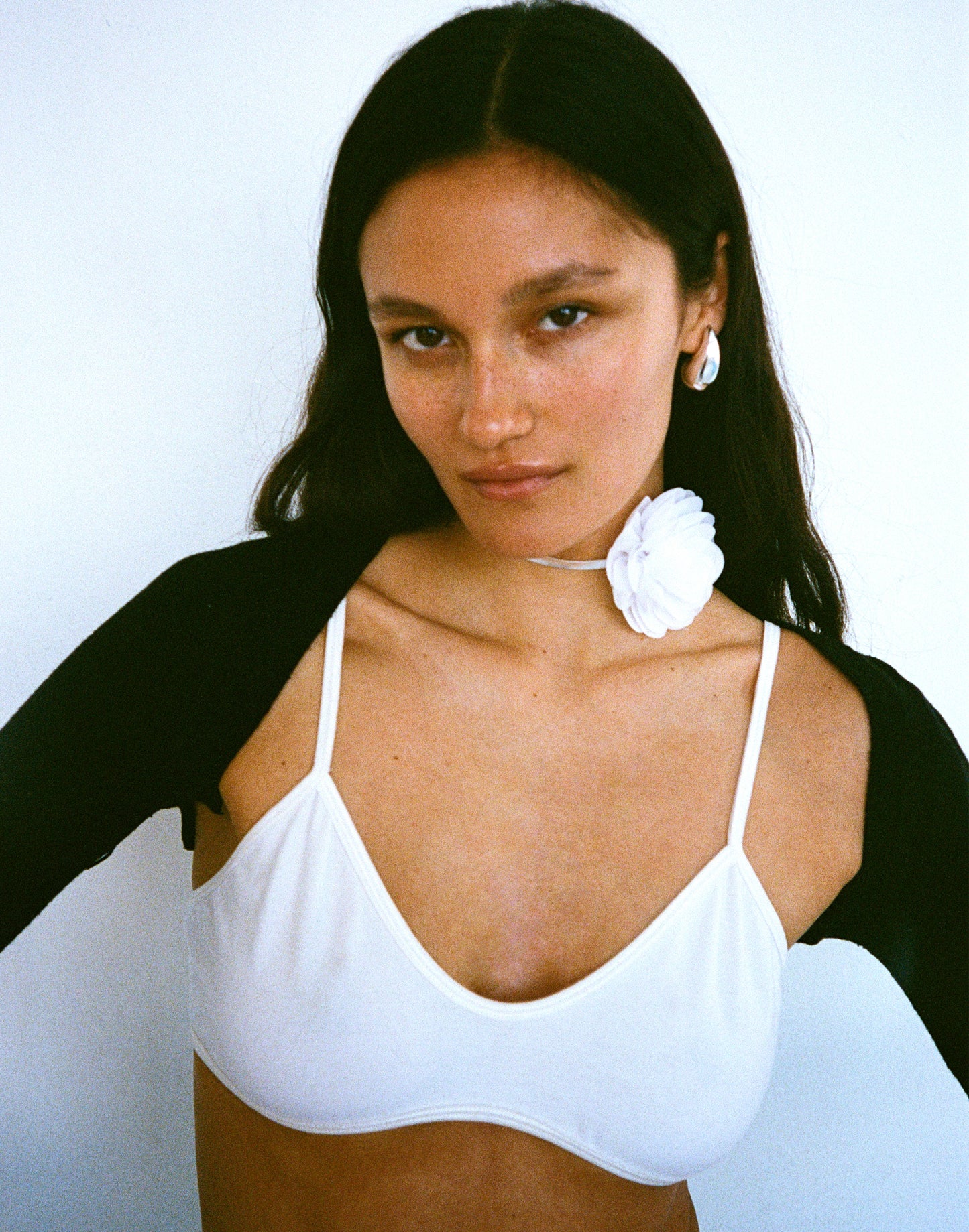 WHITE ROSE CHOKER