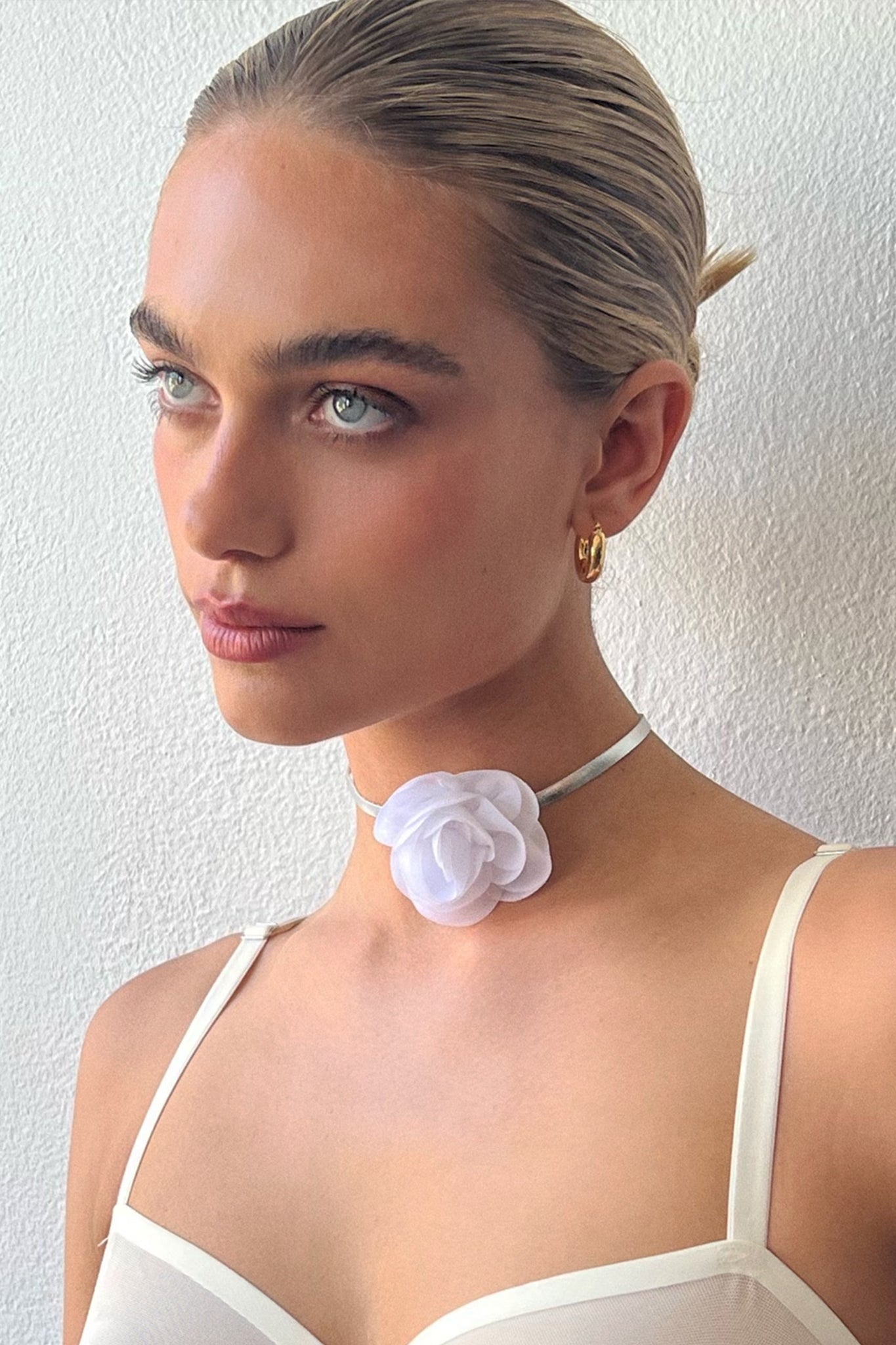 WHITE ROSE CHOKER